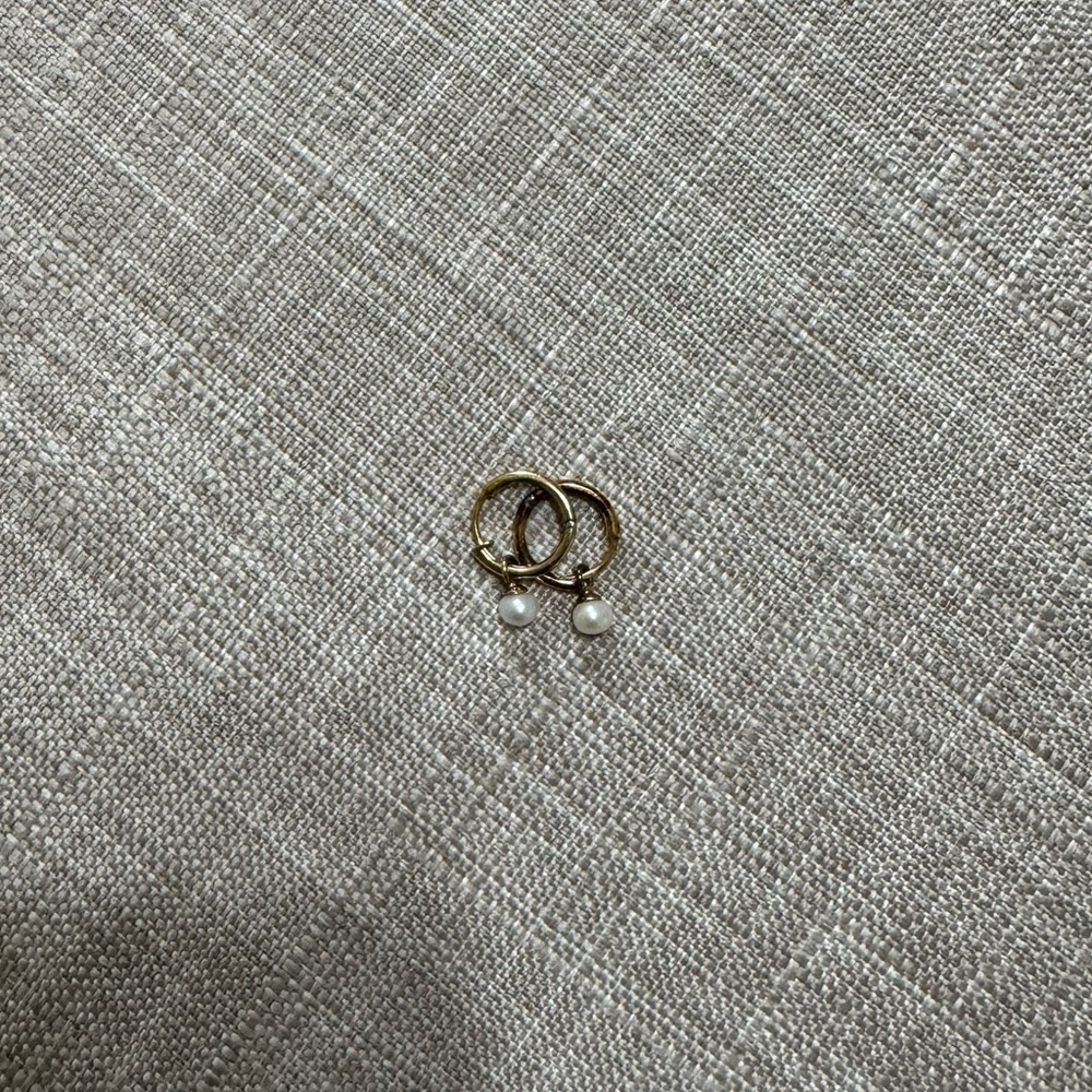 Linjer Pearl Huggie Earrings - Kirsten